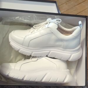 New In Box.    J/Slides NYC.   Leather.  Knockout    White  Sz 7